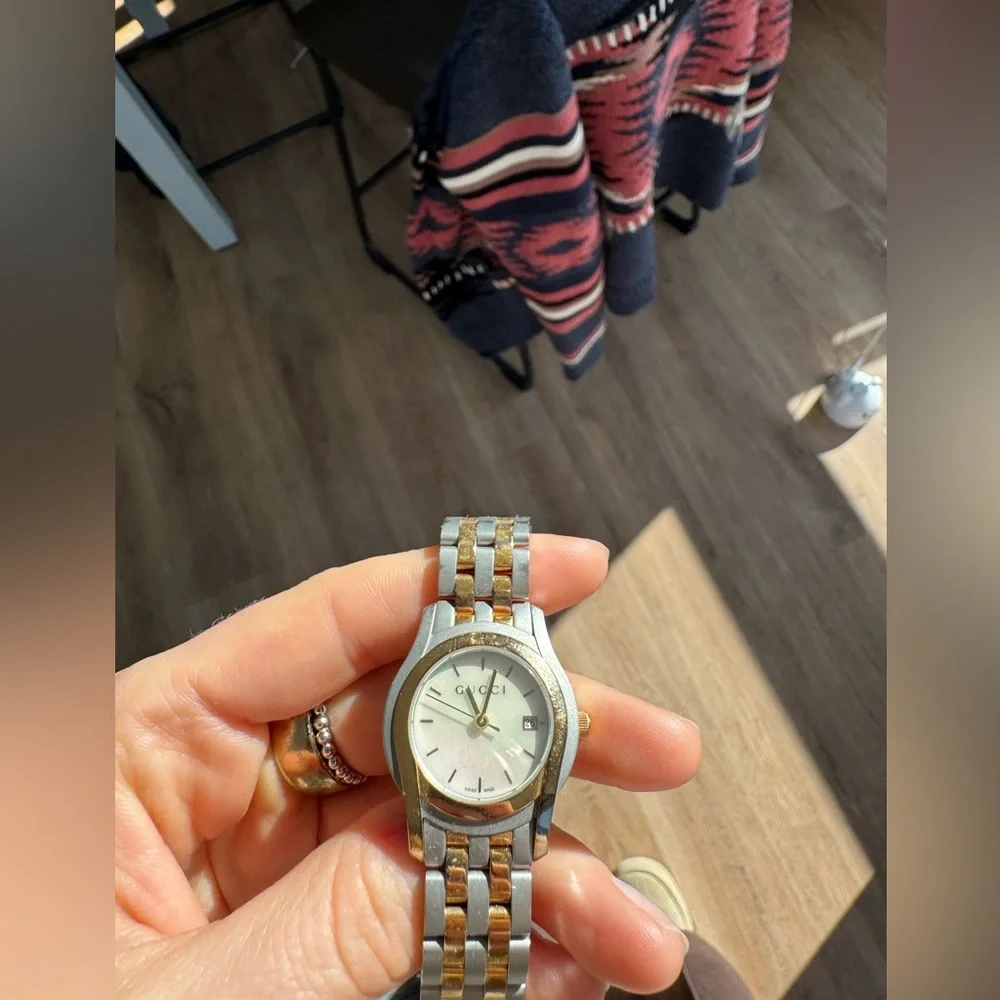 Vintage Gucci 5500L Women’s Two-Tone Watch | Swiss Made | Mother-of-Pearl Dial - Picture 4 of 7